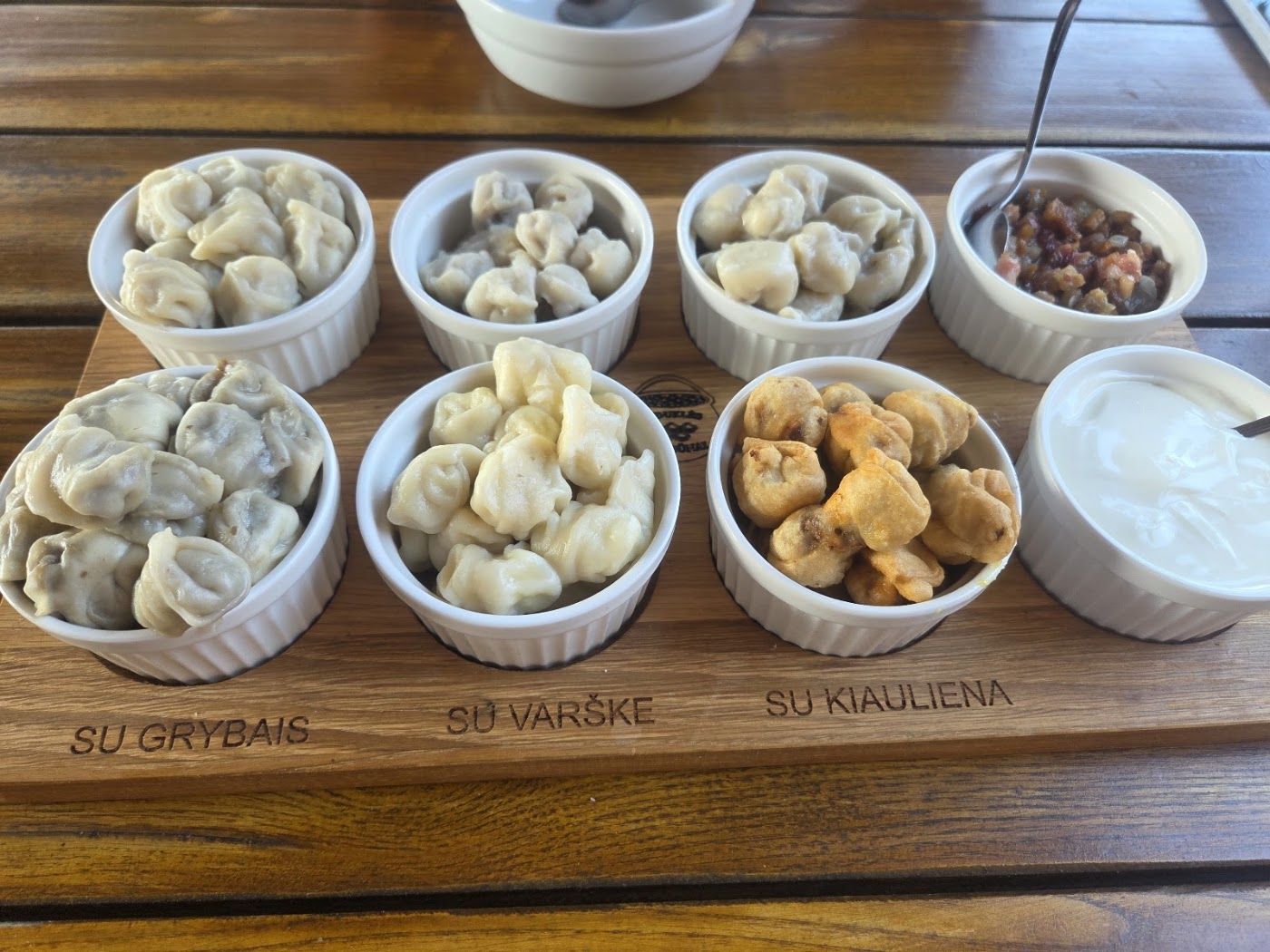 Degustacinė lenta su išdegintais užrašais: su grybais, su varške, su kiauliena